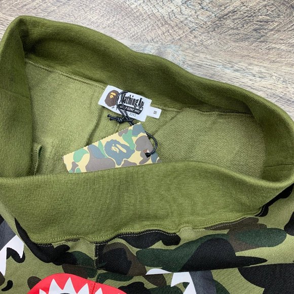 A Bathing Ape Green Shark Camo BAPE Sweat Shorts - Picture 2 of 7